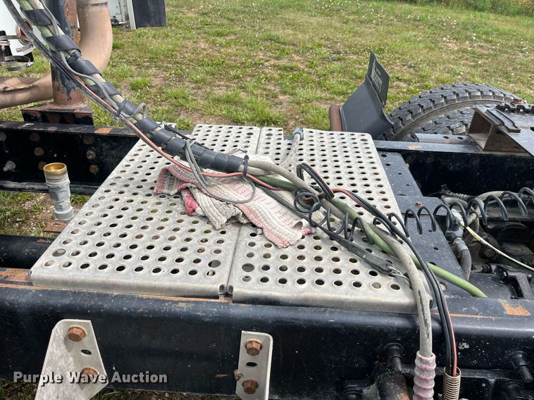 image for item DP0502 2007 International 9200i  semi truck