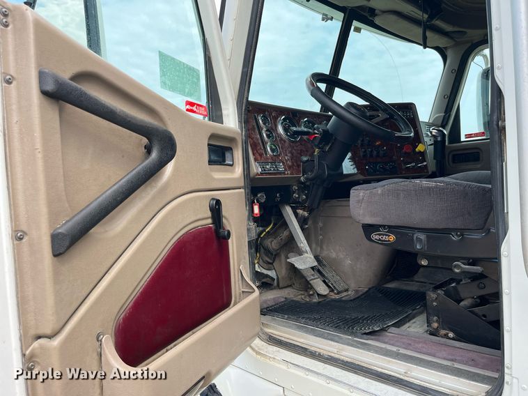 image for item DP0502 2007 International 9200i  semi truck