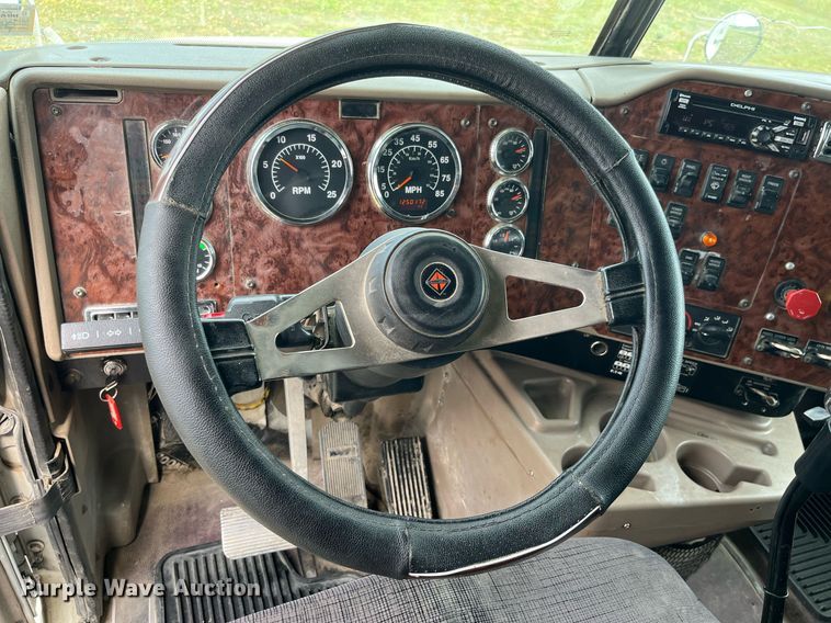 image for item DP0502 2007 International 9200i  semi truck