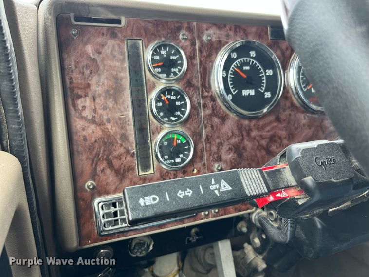 image for item DP0502 2007 International 9200i  semi truck