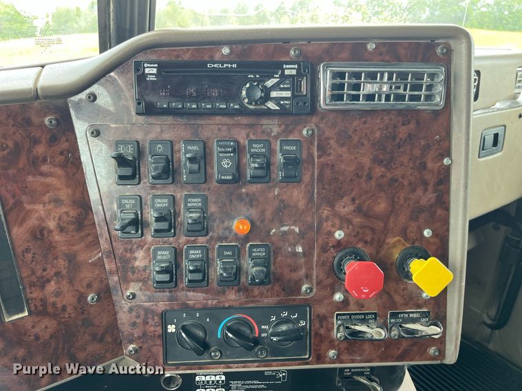 image for item DP0502 2007 International 9200i  semi truck