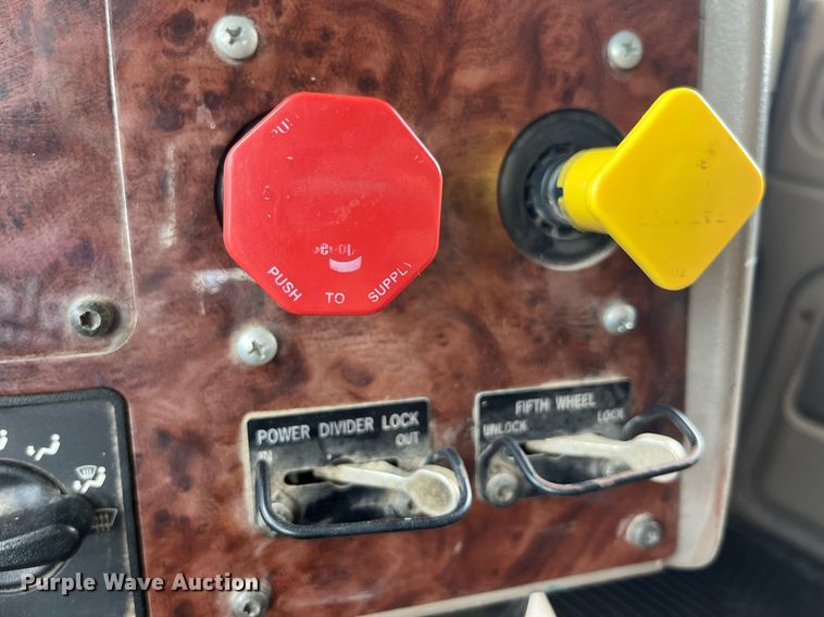 image for item DP0502 2007 International 9200i  semi truck