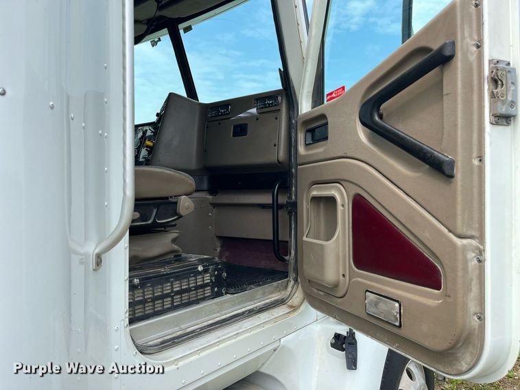 image for item DP0502 2007 International 9200i  semi truck