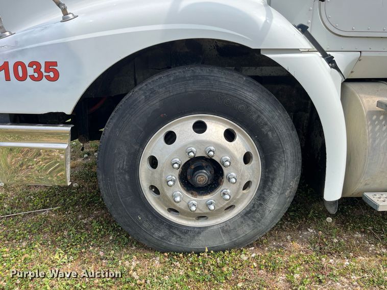 image for item DP0502 2007 International 9200i  semi truck