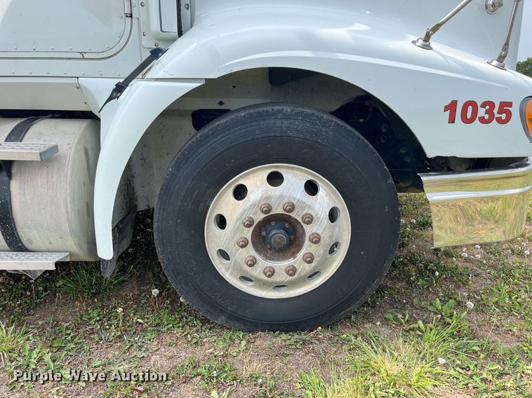 image for item DP0502 2007 International 9200i  semi truck