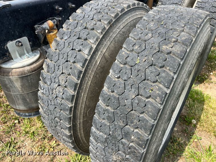 image for item DP0502 2007 International 9200i  semi truck