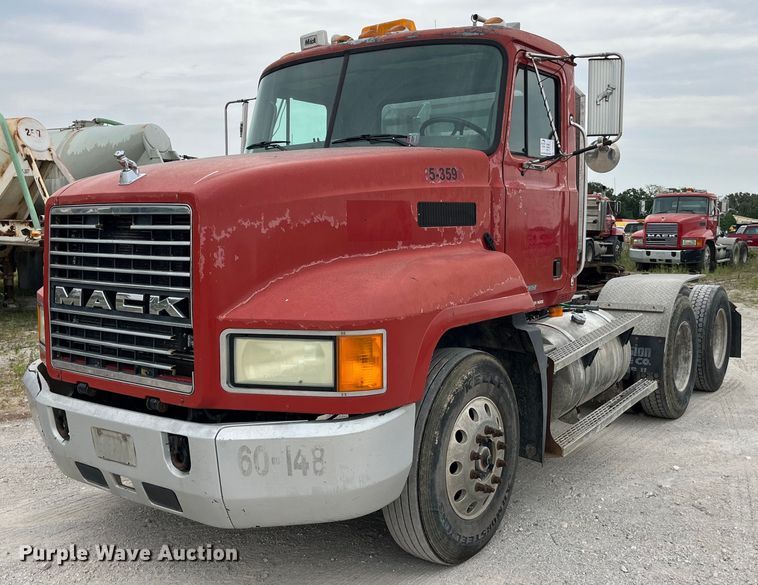 image for item DP0504 2001 Mack CH613  semi truck