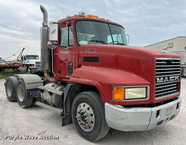 image for item DP0504 2001 Mack CH613  semi truck