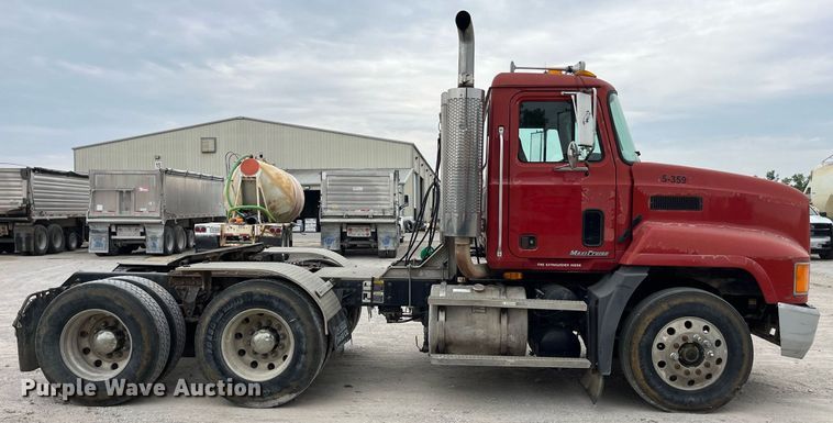 image for item DP0504 2001 Mack CH613  semi truck