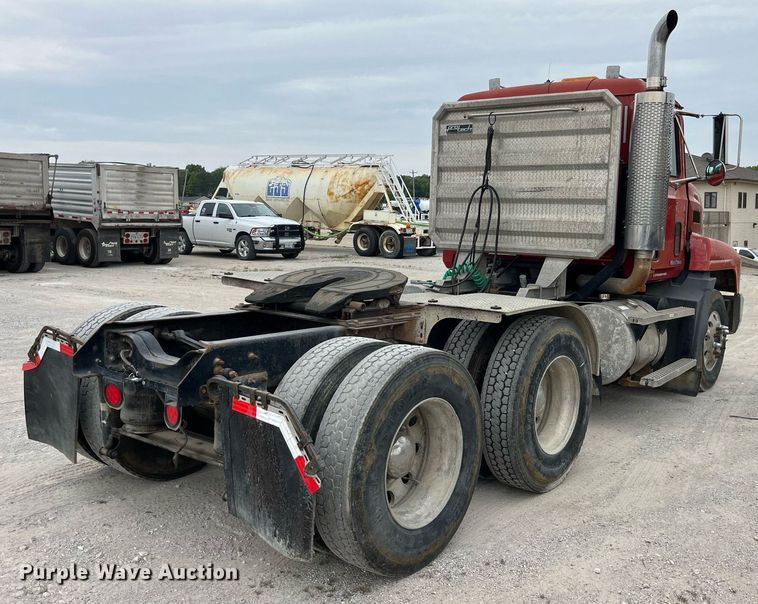 image for item DP0504 2001 Mack CH613  semi truck