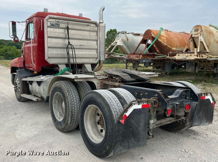 image for item DP0504 2001 Mack CH613  semi truck