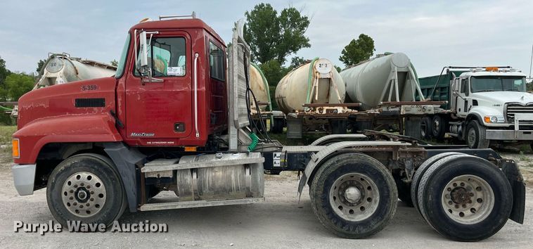 image for item DP0504 2001 Mack CH613  semi truck