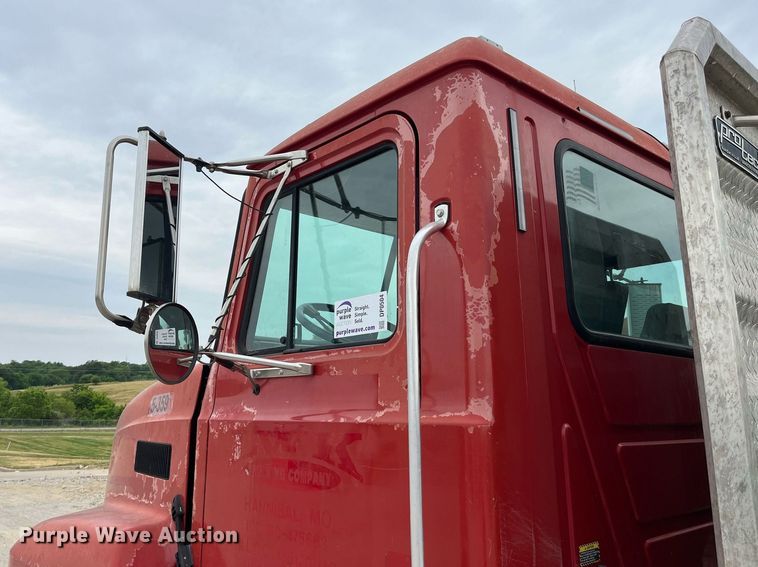 image for item DP0504 2001 Mack CH613  semi truck