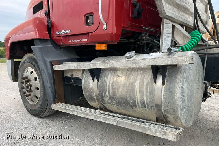 image for item DP0504 2001 Mack CH613  semi truck