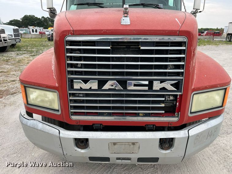 image for item DP0504 2001 Mack CH613  semi truck