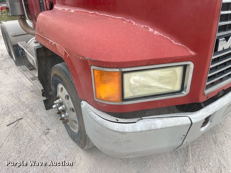 image for item DP0504 2001 Mack CH613  semi truck