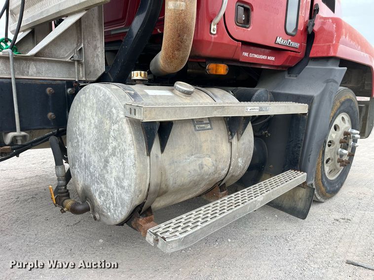 image for item DP0504 2001 Mack CH613  semi truck