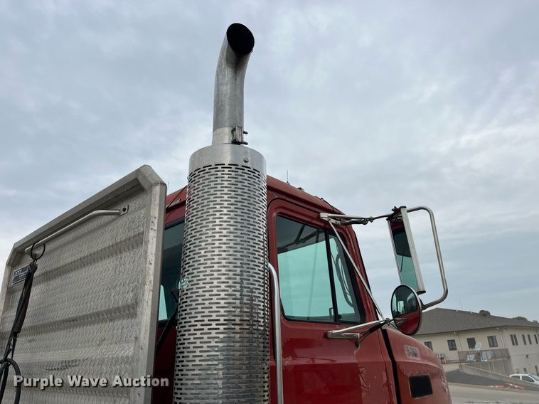 image for item DP0504 2001 Mack CH613  semi truck