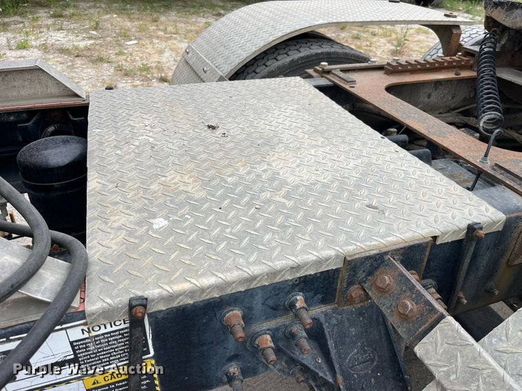 image for item DP0504 2001 Mack CH613  semi truck