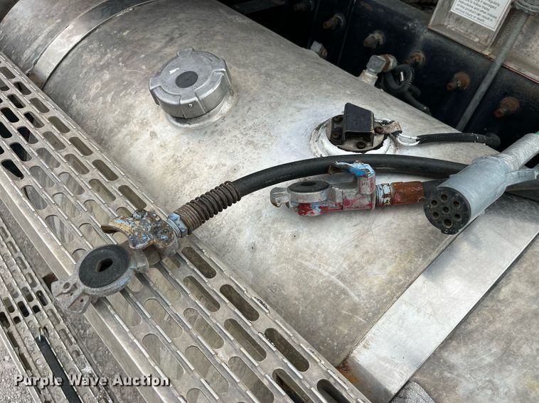 image for item DP0504 2001 Mack CH613  semi truck