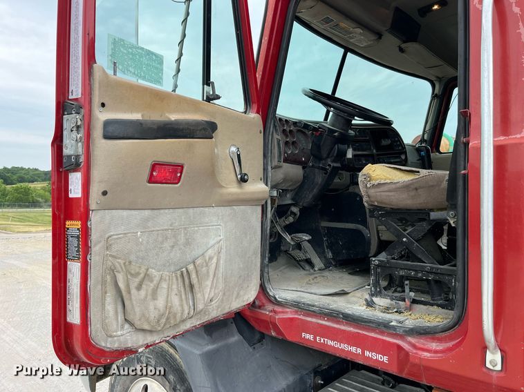 image for item DP0504 2001 Mack CH613  semi truck