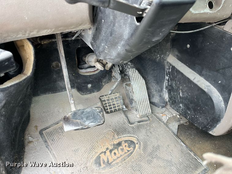 image for item DP0504 2001 Mack CH613  semi truck