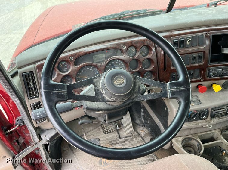 image for item DP0504 2001 Mack CH613  semi truck