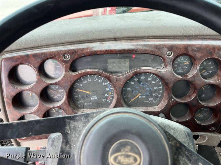 image for item DP0504 2001 Mack CH613  semi truck