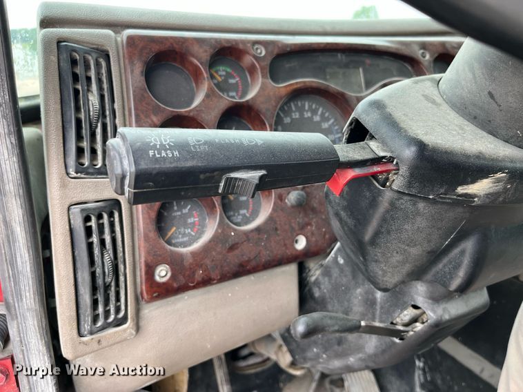 image for item DP0504 2001 Mack CH613  semi truck