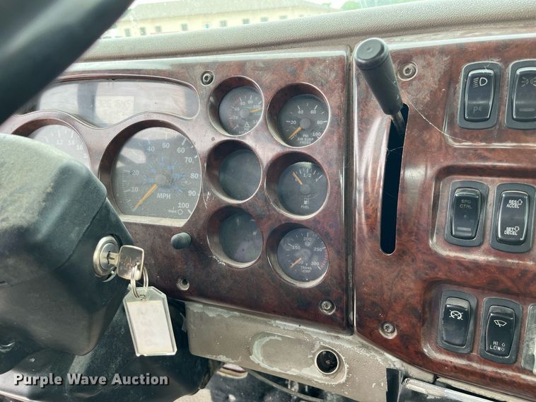 image for item DP0504 2001 Mack CH613  semi truck