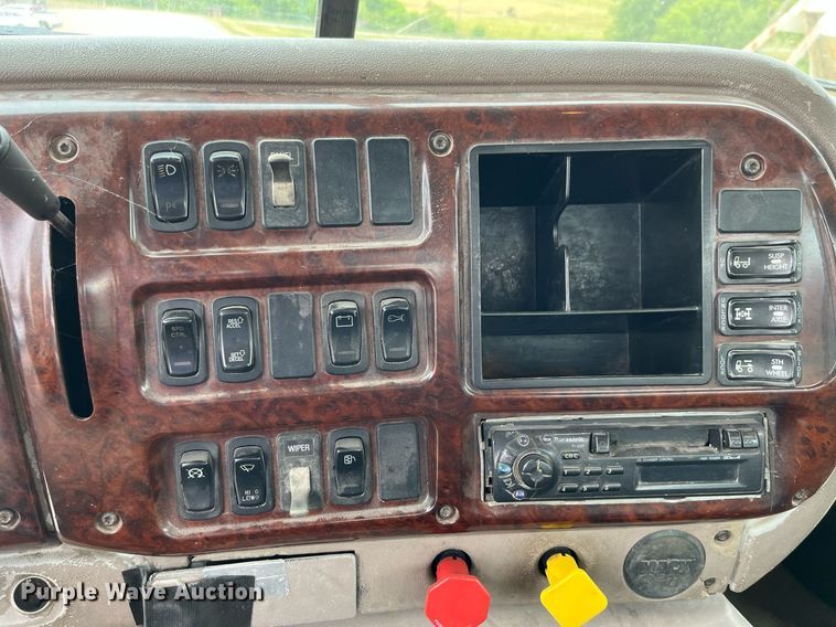 image for item DP0504 2001 Mack CH613  semi truck