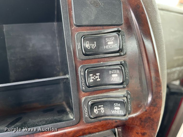 image for item DP0504 2001 Mack CH613  semi truck