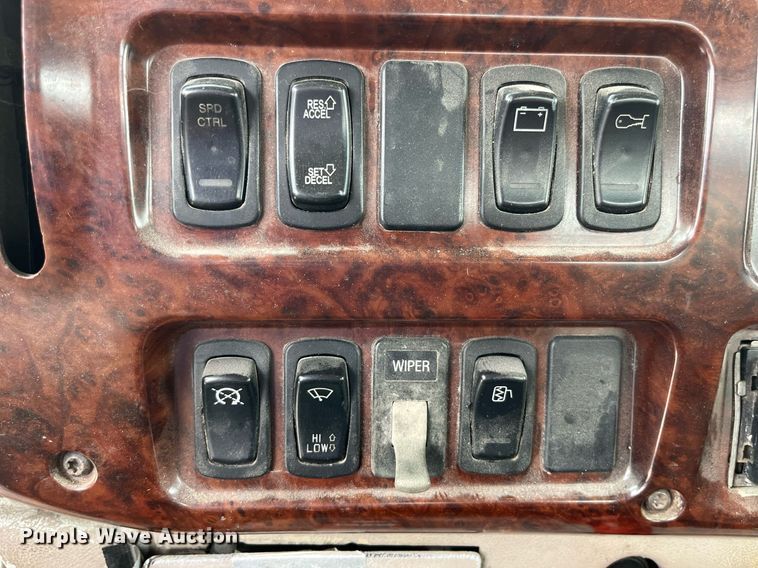 image for item DP0504 2001 Mack CH613  semi truck