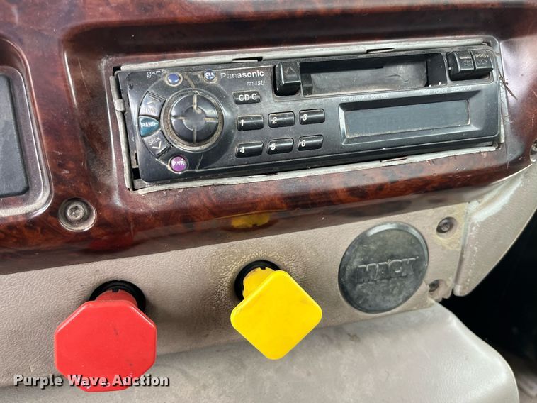 image for item DP0504 2001 Mack CH613  semi truck