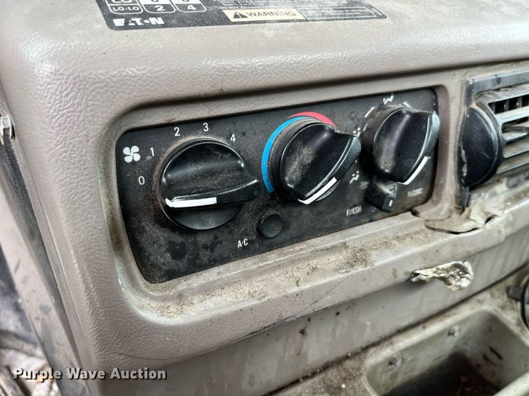 image for item DP0504 2001 Mack CH613  semi truck