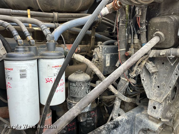 image for item DP0504 2001 Mack CH613  semi truck