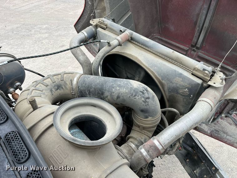 image for item DP0504 2001 Mack CH613  semi truck