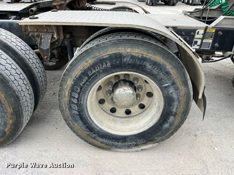 image for item DP0504 2001 Mack CH613  semi truck