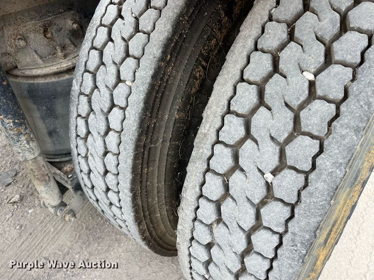 image for item DP0504 2001 Mack CH613  semi truck