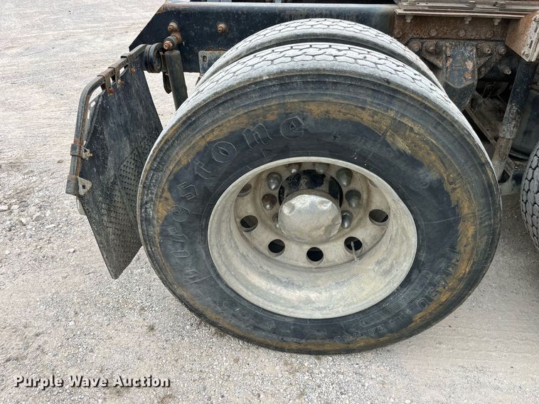 image for item DP0504 2001 Mack CH613  semi truck