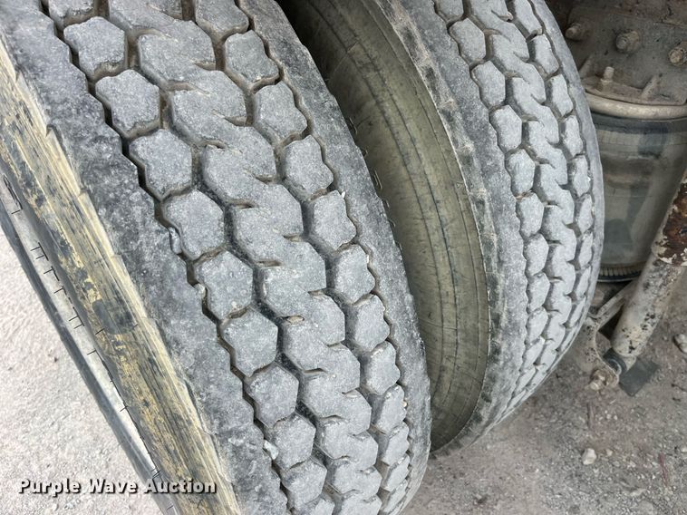 image for item DP0504 2001 Mack CH613  semi truck