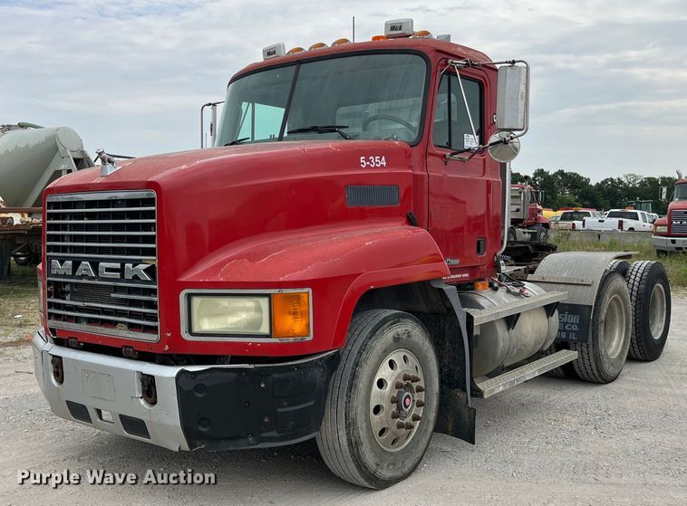 image for item DP0505 2001 Mack CH613  semi truck