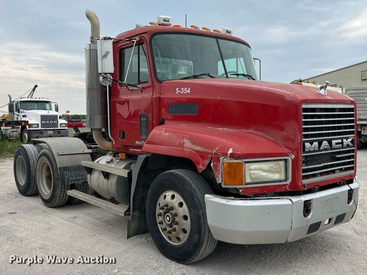 image for item DP0505 2001 Mack CH613  semi truck