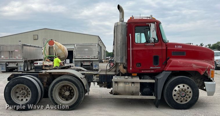 image for item DP0505 2001 Mack CH613  semi truck