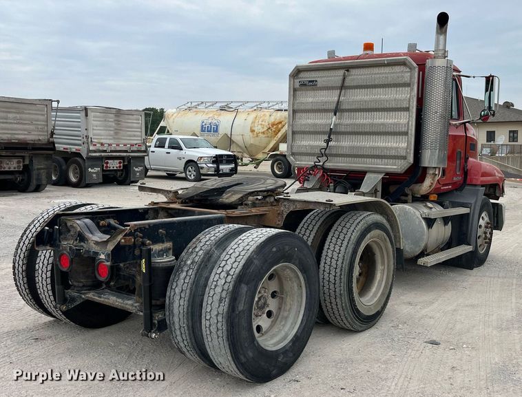 image for item DP0505 2001 Mack CH613  semi truck