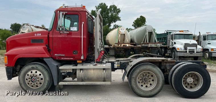 image for item DP0505 2001 Mack CH613  semi truck