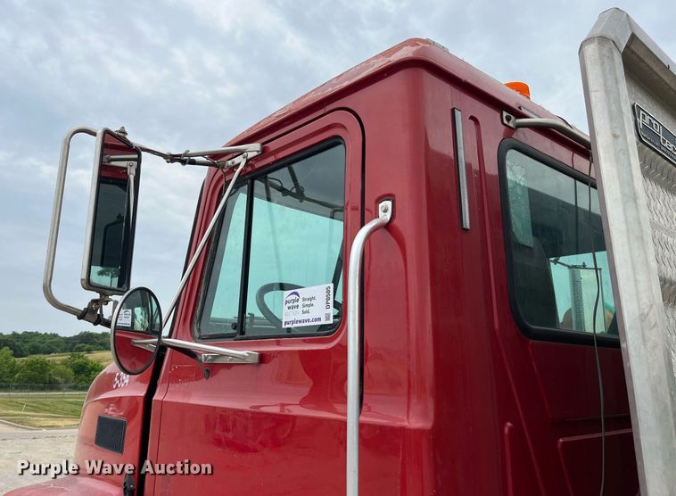 image for item DP0505 2001 Mack CH613  semi truck