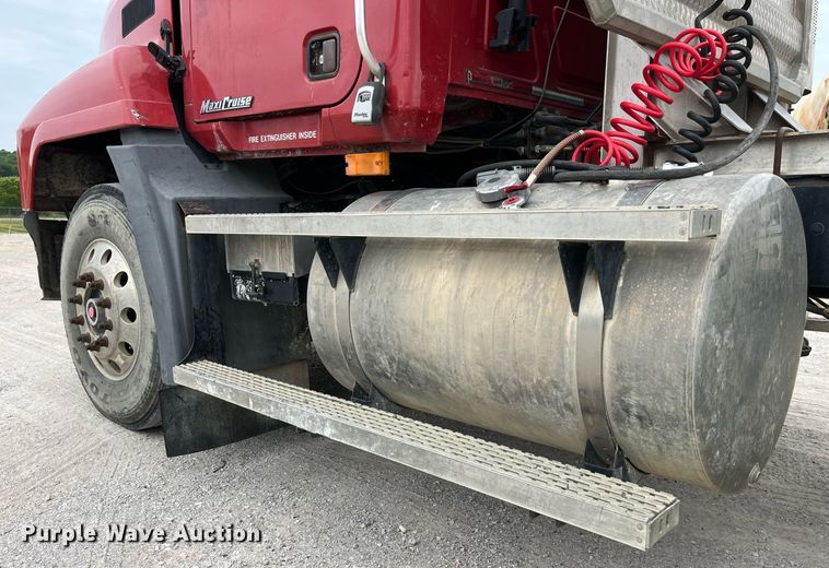 image for item DP0505 2001 Mack CH613  semi truck