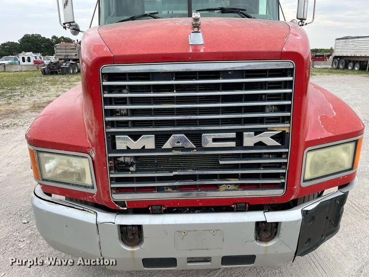 image for item DP0505 2001 Mack CH613  semi truck