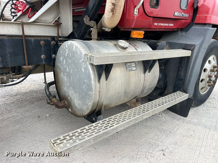 image for item DP0505 2001 Mack CH613  semi truck